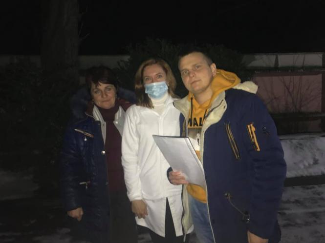 Новини Тернополя - фото з "Я майже живчик..." 20-річний Ігор з Шумська розповів, як йому безкоштовно пересадили нирку May be an image of 3 людини та people standing