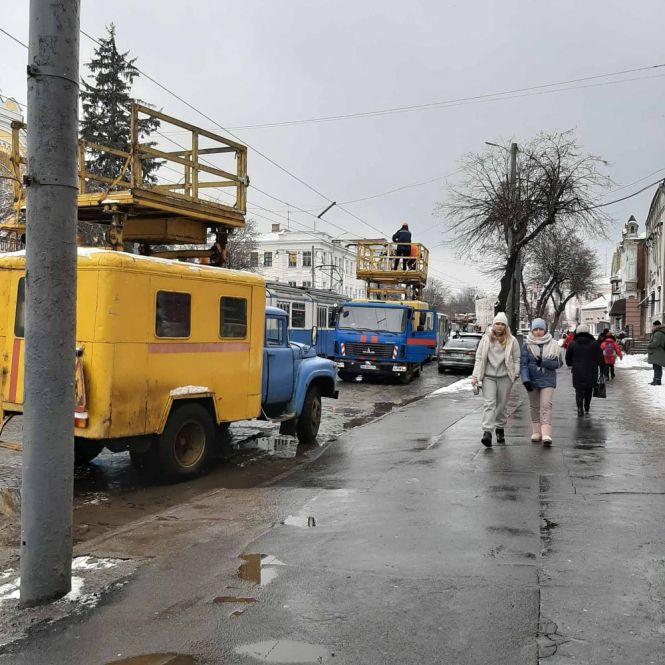 Новини Вінниці - фото з У центрі міста зупинилися тролейбуси. Утворився затор У центрі міста зупинилися тролейбуси. Утворився затор, фото №1 на сайті 20minut.ua