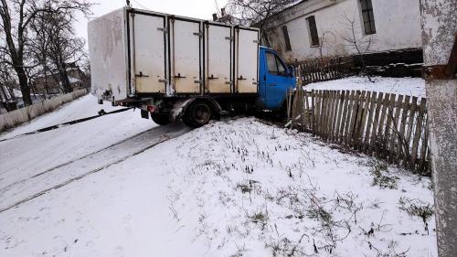 Новини Житомира - фото з Негода на дорогах: рятувальники допомогли витягти швидку та вантажівку з хлібом 001.jpg
