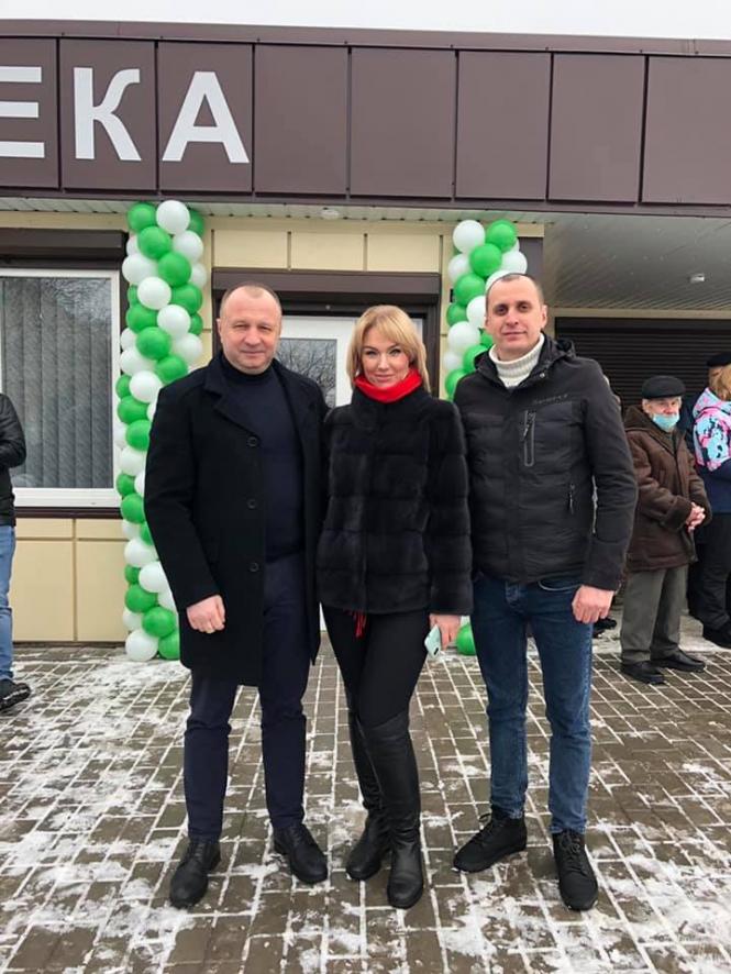 Возможно, это изображение (3 человека, в том числе Борис Ткач, люди стоят та кулька)