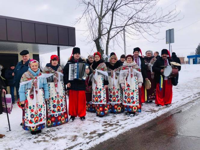 Возможно, это изображение (8 людей, люди стоят та просто неба)