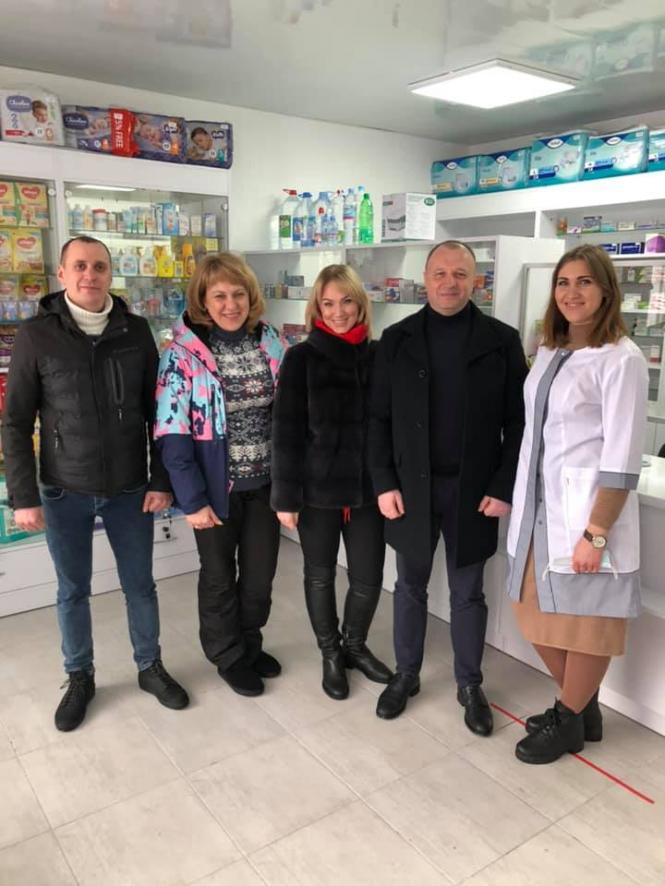 Возможно, это изображение (5 людей, люди стоят та у приміщенні)