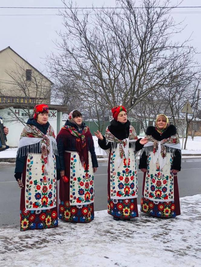 Возможно, это изображение (4 людини, люди стоят та просто неба)