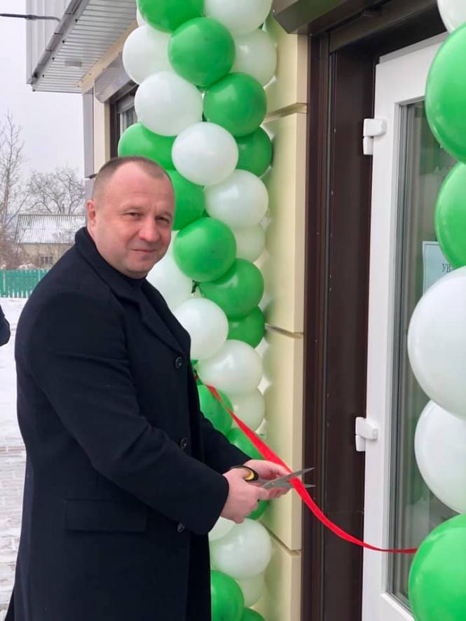 Возможно, это изображение (1 особа, стоїть та кулька)