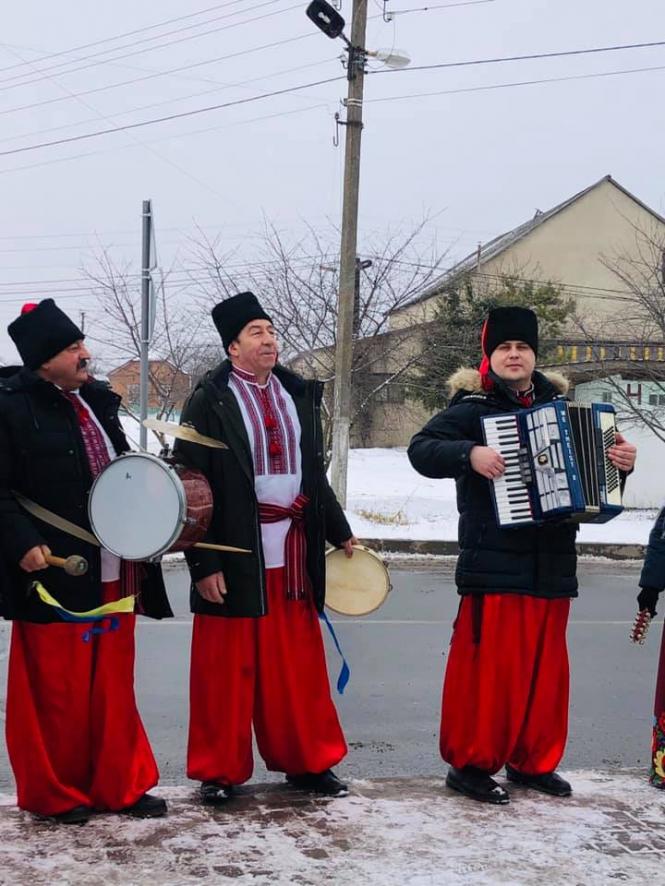 Возможно, это изображение (3 людини, люди играют на музыкальных инструментах, люди стоят та просто неба)
