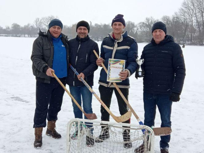 Новини Козятина - фото з У Самгородку грали у хокей на льоду. Хто переміг? У Самгородку грали у хокей на льоду. Хто переміг?, фото №3 на сайті 20minut.ua