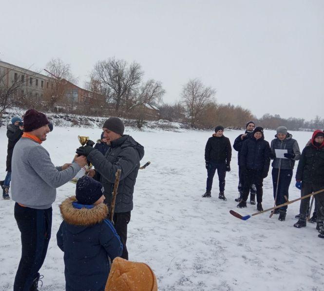 Новини Козятина - фото з У Самгородку грали у хокей на льоду. Хто переміг? У Самгородку грали у хокей на льоду. Хто переміг?, фото №1 на сайті 20minut.ua
