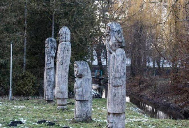 Новини Тернополя - фото з Буратіно, Змій Горинич, 33 богатирі. Дерев'яні скульптури з парку  Буратіно, Змій Горинич, 33 богатирі. Дерев'яні скульптури з парку
