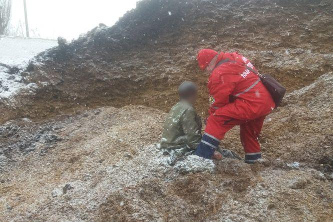 Новини Хмельницького - фото з На Хмельниччині у силосній ямі загинув чоловік, ще двоє постраждали (ВІДЕО) На Хмельниччині у силосній ямі загинув чоловік, ще двоє постраждали (ВІДЕО), фото №2 на сайті vsim.ua