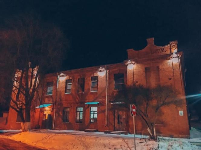 Новини Хмельницького - фото з «Народний дім» у Гречанах: як відновлюють польську історичну пам’ятку (ФОТО) Возможно, это изображение (дорога, небо та кирпичная стена)