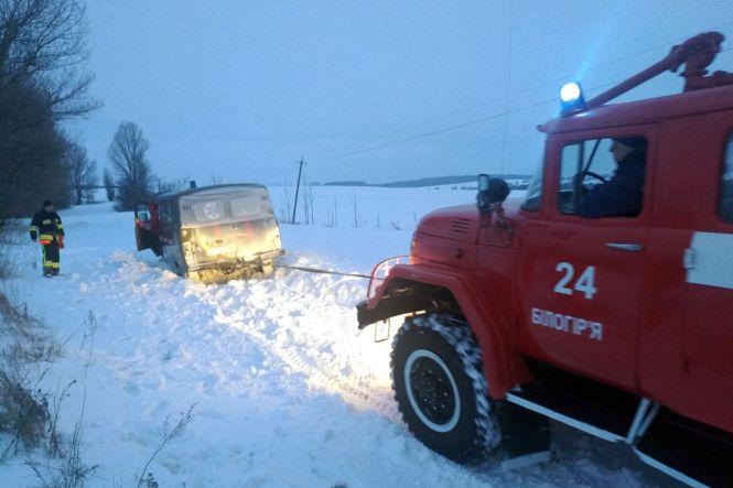Новини Хмельницького - фото з На Хмельниччині у заметі застрягла "швидка", яка їхала рятувати немовля (ФОТО) На Хмельниччині у заметі застрягла "швидка", яка їхала рятувати немовля (ФОТО), фото №3 на сайті vsim.ua