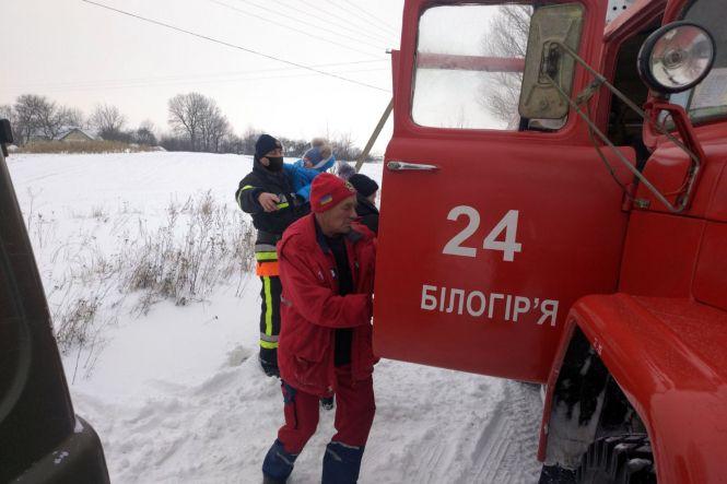 Новини Хмельницького - фото з На Хмельниччині у заметі застрягла "швидка", яка їхала рятувати немовля (ФОТО) На Хмельниччині у заметі застрягла "швидка", яка їхала рятувати немовля (ФОТО), фото №2 на сайті vsim.ua