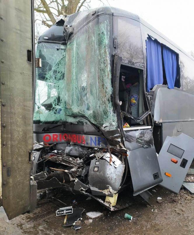 Новини Вінниці - фото з Автобус, фури та легковики: під Літином сталася масштабна аварія Автобус, фури та легковики: під Літином сталася масштабна аварія, фото №2 на сайті 20minut.ua