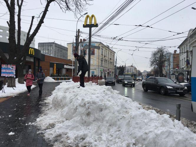 Дороги и тротуары в Виннице превратились в горы снега и грязную кашу (Фото) 22 428eab9c9eff0df785b68f24e1426936e8afb2b1