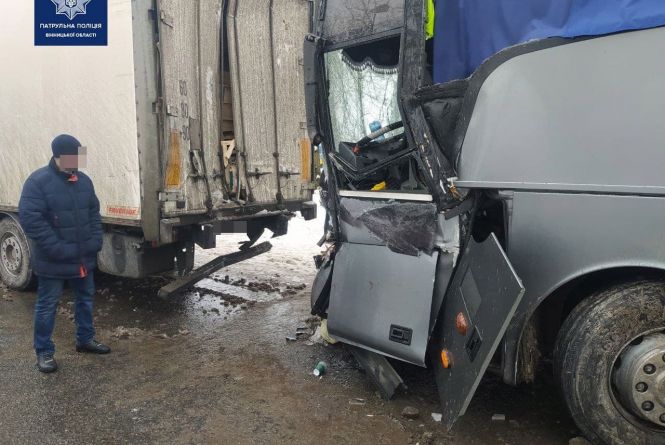 Новини Вінниці - фото з Троща на Літинщині та трагедія у Погребищі: важливе за 10 лютого на 20minut.ua Пасажирський автобус таранив усе на своєму шляху. Деталі трощі на Літинщині