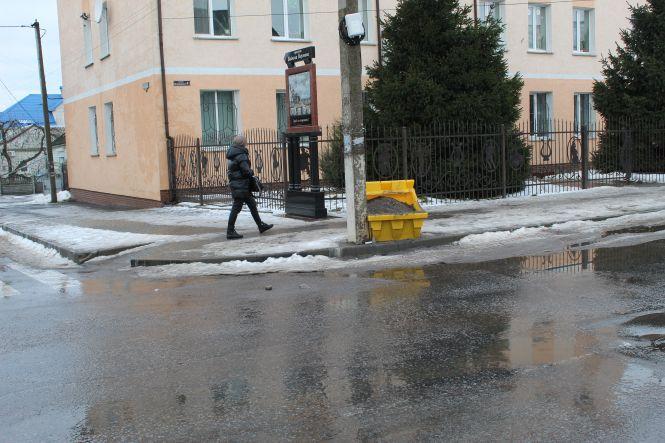 Новини Козятина - фото з Прогулянка Козятинщиною: озеро на ринку, замети на перехрестях і літня жінка з дровами Прогулянка Козятинщиною: озеро на ринку, замети на перехрестях і літня жінка з дровами, фото №2 на сайті 20minut.ua