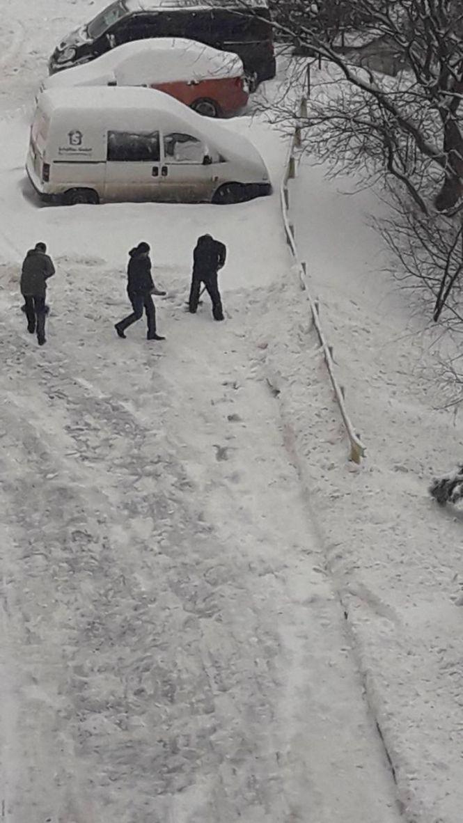 Шуфля челендж. Тернополяни розповіли, чому допомагають комунальникам прибирати сніг, фото №1 на сайті 20minut.ua