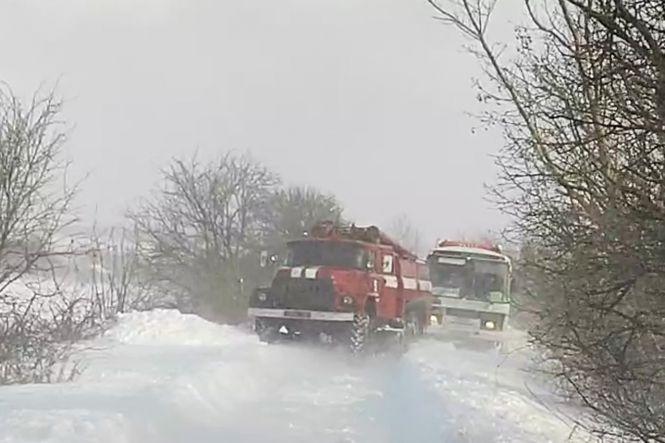 На Хмельниччині автобус з пасажирами застряг у снігу (ВІДЕО), фото №2 на сайті vsim.ua