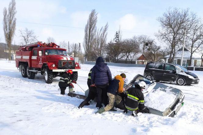На Хмельниччині автобус з пасажирами застряг у снігу (ВІДЕО), фото №3 на сайті vsim.ua