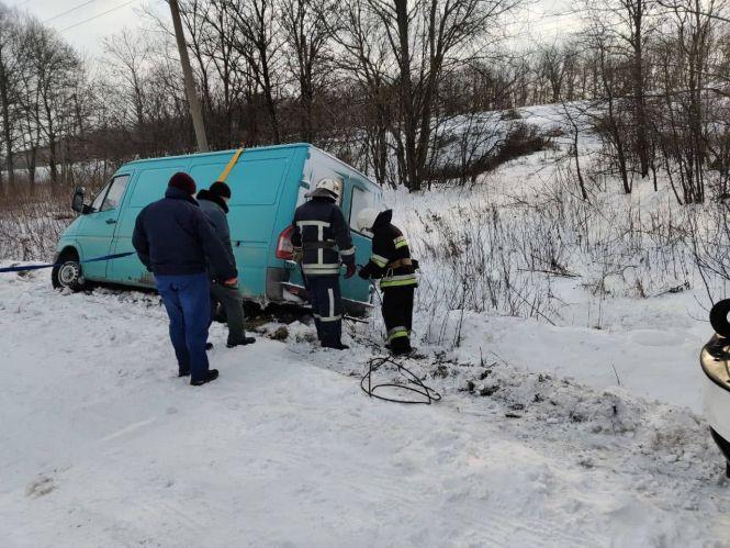 Новини Вінниці - фото з У заметі застрягли автобус з пасажирами та вантажівка, яка доставляла «Пакунки малюка» У заметі застрягли автобус з пасажирами та вантажівка, яка доставляла «Пакунки малюка», фото №1 на сайті 20minut.ua