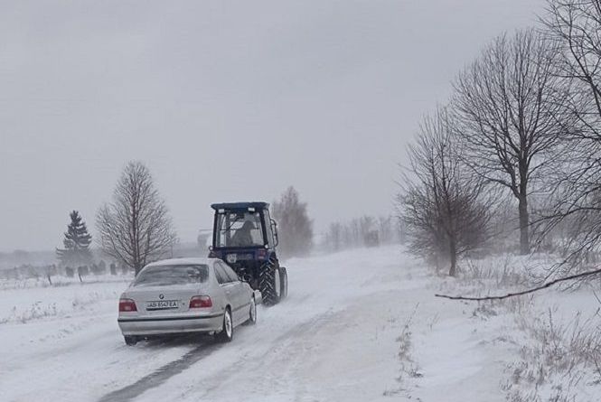Новини Вінниці - фото з Аварія з поліцією, заметені дороги та замерзлі собаки: важливе за 13 лютого на 20minut.ua ВІДЕО ДНЯ. Житель Лаврівки витяг зі снігового полону 40 машин