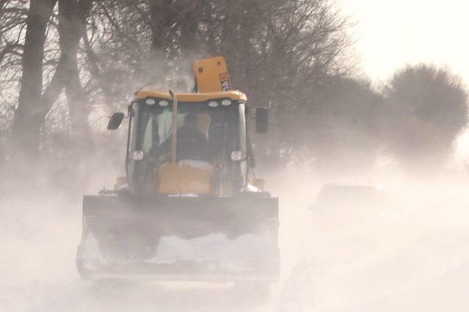 Одразу два авто та рейсовий автобус застрягли у сніговому заметі у Хмельницькому районі (ВІДЕО), фото №4 на сайті vsim.ua