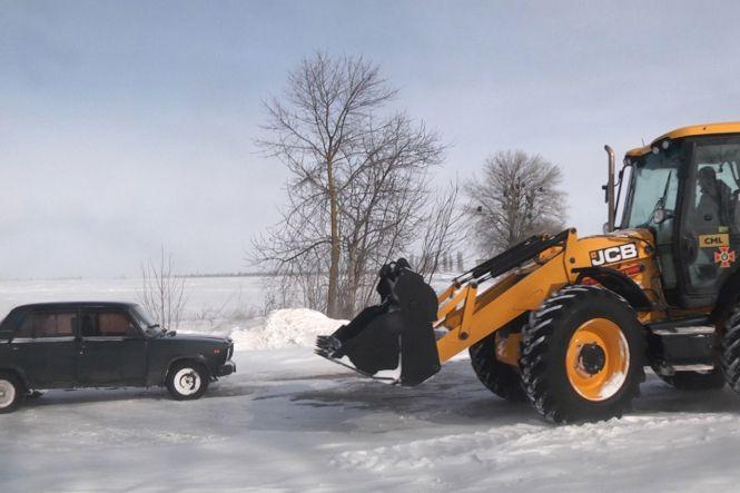 Одразу два авто та рейсовий автобус застрягли у сніговому заметі у Хмельницькому районі (ВІДЕО), фото №5 на сайті vsim.ua