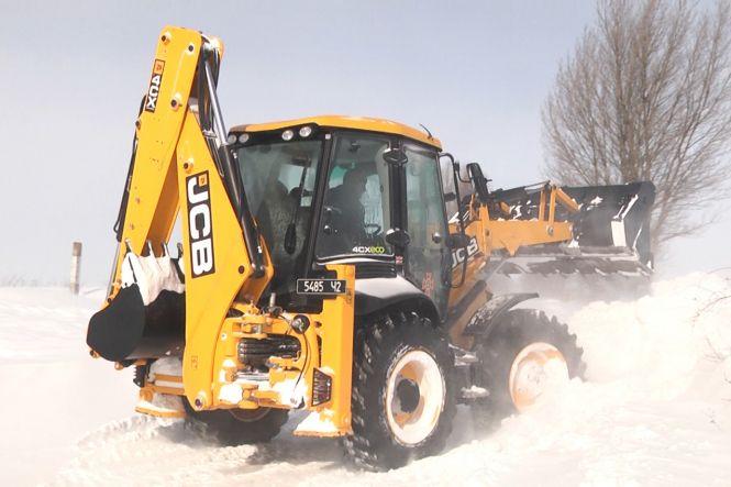 Одразу два авто та рейсовий автобус застрягли у сніговому заметі у Хмельницькому районі (ВІДЕО), фото №1 на сайті vsim.ua