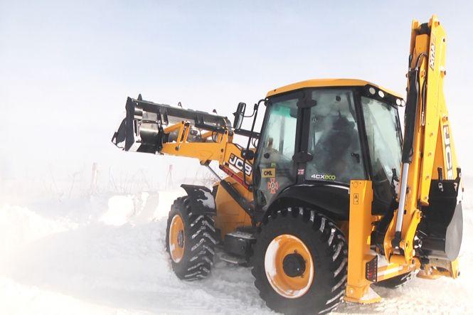 Одразу два авто та рейсовий автобус застрягли у сніговому заметі у Хмельницькому районі (ВІДЕО), фото №2 на сайті vsim.ua