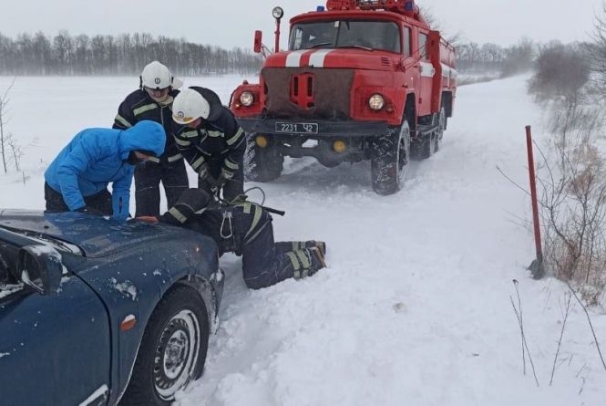 Новини Вінниці - фото з Аварія з поліцією, заметені дороги та замерзлі собаки: важливе за 13 лютого на 20minut.ua Аварії, снігові намети і обмеження руху. Що відбувається сьогодні на дорогах області
