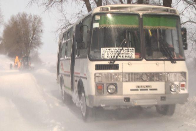 Одразу два авто та рейсовий автобус застрягли у сніговому заметі у Хмельницькому районі (ВІДЕО), фото №3 на сайті vsim.ua