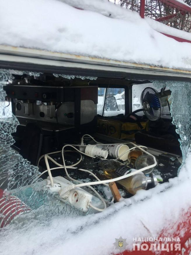 Новини Вінниці - фото з «Вандалам спало на думку...» Хто розбив артиновський бус на площі Ліверпуль «Вандалам спало на думку...» Хто розбив артиновський бус на площі Ліверпуль, фото №1 на сайті 20minut.ua