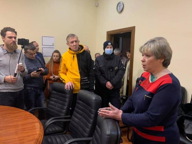 Возможно, это изображение (6 человек, люди сидят, люди стоят и в помещении)