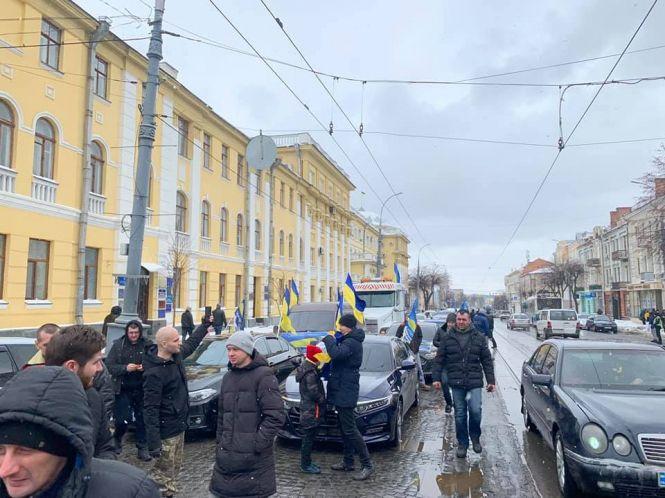 Новини Вінниці - фото з З прапорами та гучними сигналами: як у Вінниці протестували проти нового законопроекту З прапорами та гучними сигналами: як у Вінниці протестували проти нового законопроекту, фото №1 на сайті 20minut.ua