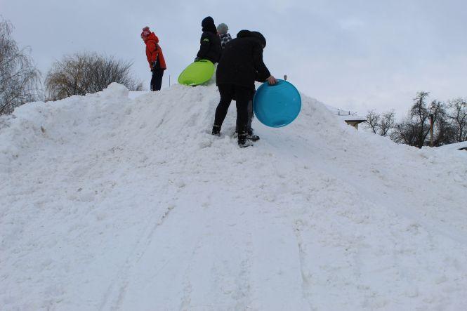 Новини Козятина - фото з Сніжна зима подарувала козятинським дітям класну гірку Сніжна зима подарувала козятинським дітям класну гірку, фото №3 на сайті 20minut.ua