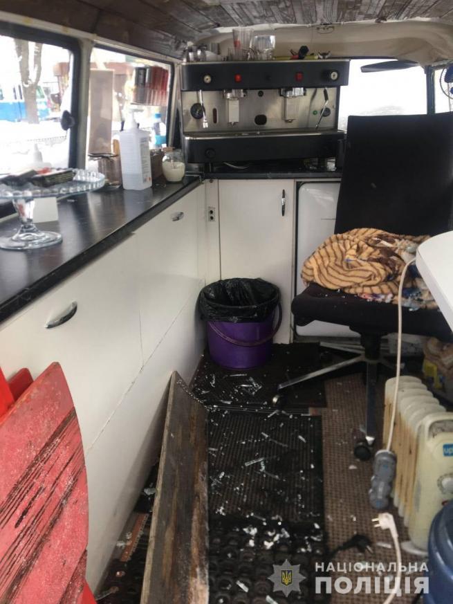 Новини Вінниці - фото з «Вандалам спало на думку...» Хто розбив артиновський бус на площі Ліверпуль «Вандалам спало на думку...» Хто розбив артиновський бус на площі Ліверпуль, фото №2 на сайті 20minut.ua