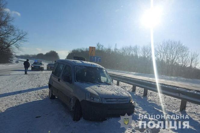 Новини Тернополя - фото з На Тернопільщині зіткунлись іномарка та рейсовий автобус. Є постраждалі, серед них — 16 річний юнак