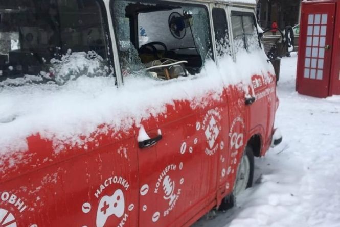 «Вандалам спало на думку...» Хто розбив артиновський бус на площі Ліверпуль