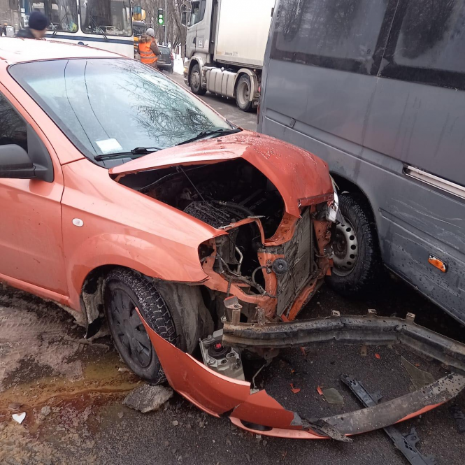 На Чорновола легковик в'їхав у маршрутку (ФОТО), фото №6 на сайті vsim.ua