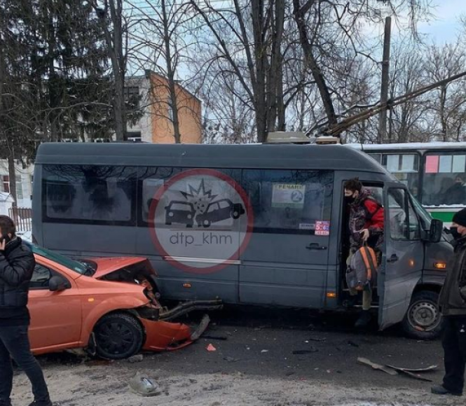 На Чорновола легковик в'їхав у маршрутку (ФОТО), фото №4 на сайті vsim.ua