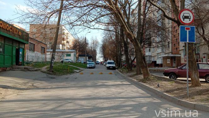 Новини Хмельницького - фото з Комунальники намагалися обмежити проїзд через будинок на проспекті Миру: чим все закінчилося (ФОТО)