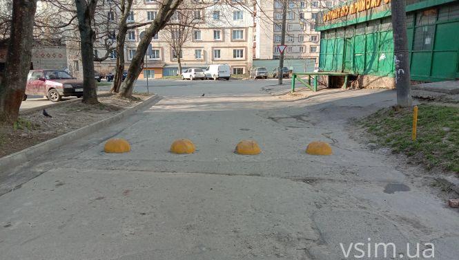 Новини Хмельницького - фото з Комунальники намагалися обмежити проїзд через будинок на проспекті Миру: чим все закінчилося (ФОТО)