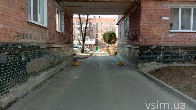 Новини Хмельницького - фото з Комунальники намагалися обмежити проїзд через будинок на проспекті Миру: чим все закінчилося (ФОТО)