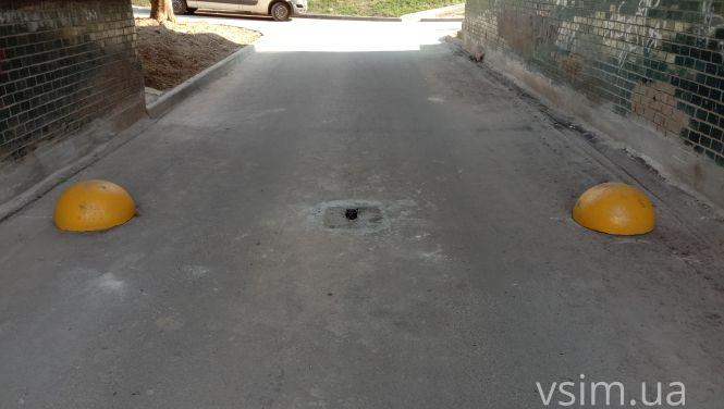 Новини Хмельницького - фото з Комунальники намагалися обмежити проїзд через будинок на проспекті Миру: чим все закінчилося (ФОТО)