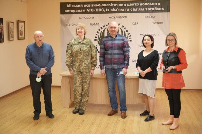 Новини Вінниці - фото з Сьома річниця війни: у Ветеранському просторі триває виставка картин офіцерки Наталії Жижко