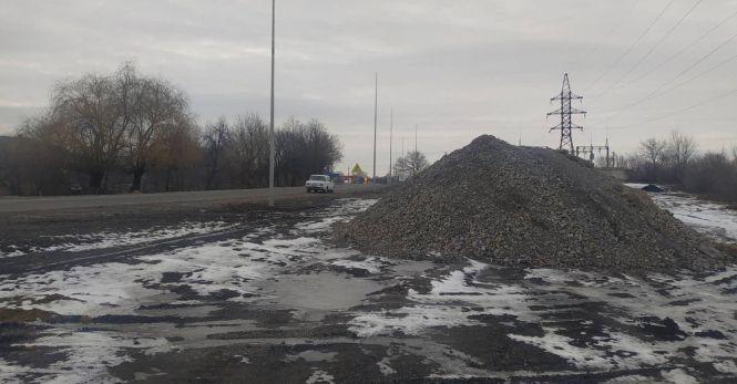 «Навіть кава не розхлюпалася». Для завершення ремонту автотраси М-21 завозять матеріали, фото №2 на сайті 20minut.ua