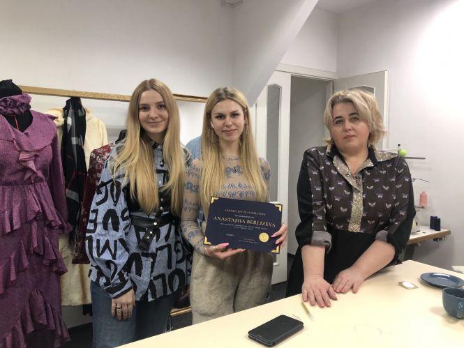 Новини Тернополя - фото з 16-річна дизайнерка зі Зборова створила власну лінію одягу, її вже побачили на Ukrainian Fashion Week 16-річна дизайнерка зі Зборова створила власну лінію одягу, її вже побачили на Ukrainian Fashion Week, фото №3 на сайті 20minut.ua