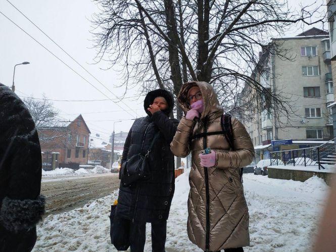 Новини Тернополя - фото з Діти мерзнуть і спізнюються. Кого насправді возять у шкільних тролейбусах Тернополя – ми перевірили Діти мерзнуть і спізнюються. Кого насправді возять у шкільних тролейбусах Тернополя – ми перевірили, фото №1 на сайті 20minut.ua