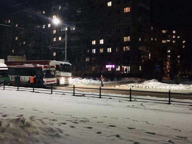 Новини Тернополя - фото з Фото дня: на 15 Квітня поламався тролейбус. Водій регулює рух на дорозі Фото дня: на 15 Квітня поламався тролейбус. Водій регулює рух на дорозі, фото №2 на сайті 20minut.ua