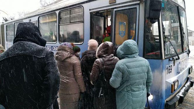 Новини Тернополя - фото з Діти мерзнуть і спізнюються. Кого насправді возять у шкільних тролейбусах Тернополя – ми перевірили Діти мерзнуть і спізнюються. Кого насправді возять у шкільних тролейбусах Тернополя – ми перевірили, фото №3 на сайті 20minut.ua